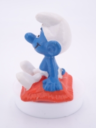 Schtroumpf assis sur un coussin - photo