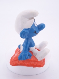 Schtroumpf assis sur un coussin - photo
