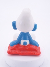 Schtroumpf assis sur un coussin - photo