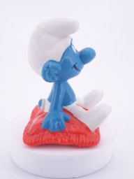 Schtroumpf assis sur un coussin - photo