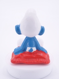 Schtroumpf assis sur un coussin - photo