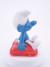 Schtroumpf assis sur un coussin - photo