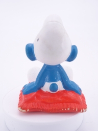 Schtroumpf assis sur un coussin - photo