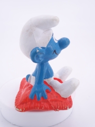 Schtroumpf assis sur un coussin - photo