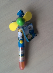 Sucette dans un ventilateur en forme d'avion - Vert/jaune & autocollant Schtroumpfette