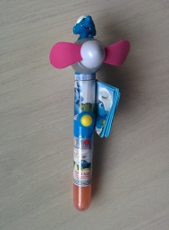 Sucette dans un ventilateur en forme d'avion - Gris/rose & autocollant Schtroumpf