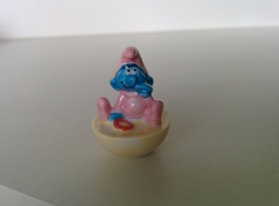 Bébé Schtroumpf avec un hochet