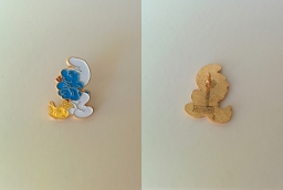 Pin's Schtroumpf avec un balai