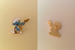 Pin's Schtroumpf jouant de la guitare