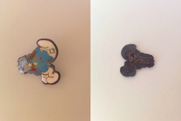 Pin's Legrand - Schtroumpf qui se tape sur les doigts