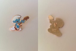 Pin's Schtroumpf avec une guitare