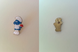 Pin's Schtroumpf timide avec des fleurs