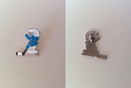 Pin's Schtroumpf joueur de hockey