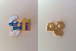 Pin's Schtroumpf Farceur - Cadeau violet