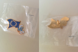 Pin's Schtroumpf avec drapeau Européen