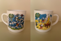Mug Benedictin 30 ans (1988) - P'tits schtroumpfs autour du feu & Schtroumpfs empilés