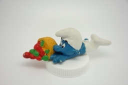 Schtroumpf chutant avec panier de fruits