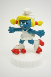 Schtroumpfette avec patins à roulettes