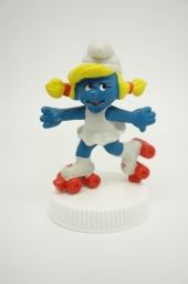 Schtroumpfette avec patins à roulettes