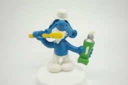 Schtroumpf avec brosse à dents et dentifrice