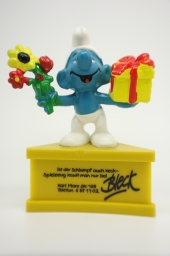 Schtroumpf avec fleurs et cadeau