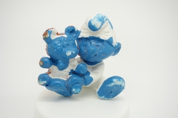 Bébé Schtroumpf avec ourson en peluche