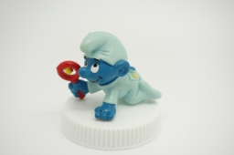 Bébé Schtroumpf avec hochet