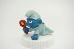 Bébé Schtroumpf avec hochet