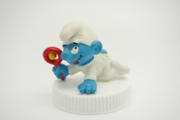 Bébé Schtroumpf avec hochet
