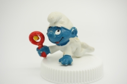 Bébé Schtroumpf avec hochet