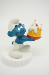 Schtroumpf gourmand avec gâteau