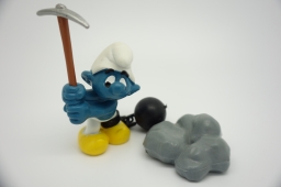 Schtroumpf prisonnier avec pioche