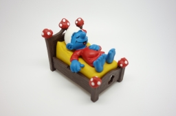 Schtroumpf dormeur dans son lit