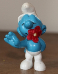 Schtroumpf avec fleur