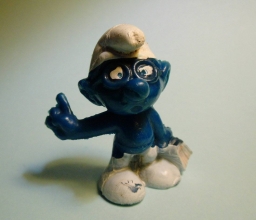 Schtroumpf à lunettes avec livre