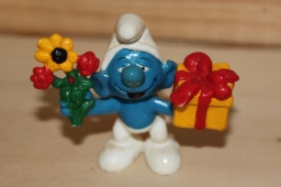 Schtroumpf avec cadeau et fleurs