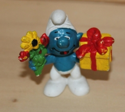 Schtroumpf avec cadeau et fleurs