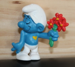 Schtroumpf amoureux avec fleurs