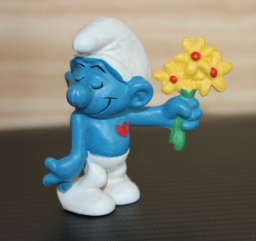 Schtroumpf amoureux avec fleurs