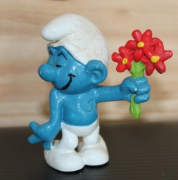 Schtroumpf amoureux avec fleurs