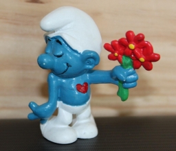 Schtroumpf amoureux avec fleurs