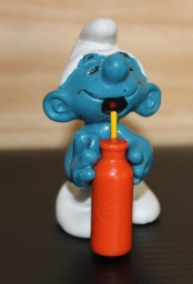 Schtroumpf assoiffé avec bouteille