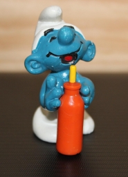 Schtroumpf assoiffé avec bouteille