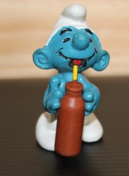 Schtroumpf assoiffé avec bouteille
