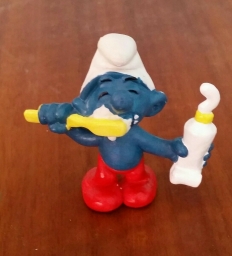Schtroumpf avec brosse à dents et dentifrice