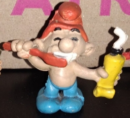 Schtroumpf avec brosse à dents et dentifrice