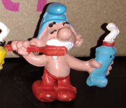 Schtroumpf avec brosse à dents et dentifrice