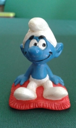 Schtroumpf assis sur un coussin