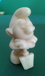 Schtroumpf endormi sur sa pelle (petit)