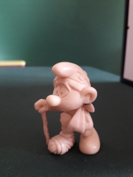 Schtroumpf blessé avec béquille